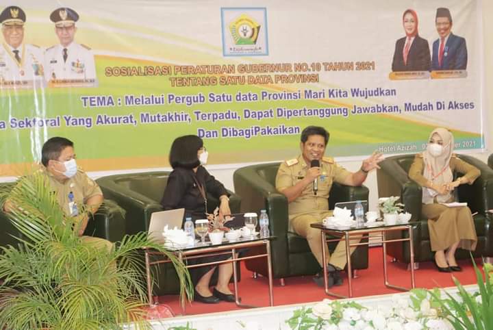 Kadis kominfo melakukan dialog seusia membuka kegiatan