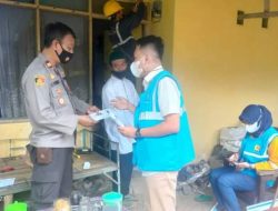 Kapolsek Bontonompo Bantu Masukkan Meteran Listrik Dirumah Salah Satu Warga