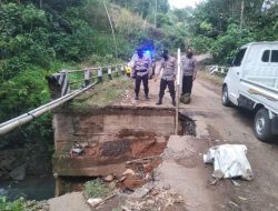 Tinjau Jembatan Kalu-Kaluku Yang Nyaris Putus, Ini Himbauan Kapolsek Bungaya