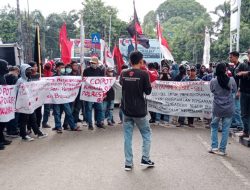 Ratusan Massa Aksi Dari Aliansi Mahasiswa & Masyarakat Pemerhati Keadilan (AMMPK) SUL-SEL Menggeruduk Mapolda Sul-Sel