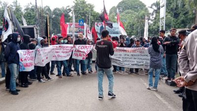 Ratusan Massa Aksi Dari Aliansi Mahasiswa & Masyarakat Pemerhati Keadilan (AMMPK) SUL-SEL Menggeruduk Mapolda Sul-Sel