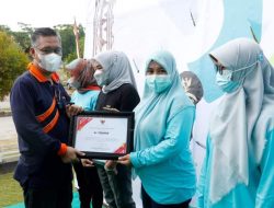 Peringati HKN Ke-57, Wali Kota Serahkan Penghargaan Untuk  Karyawan RSUD Kendari