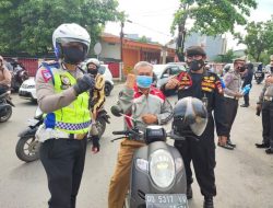 Mengawali Pelaksanaan Operasi Zebra, Aparat Gabungan Kab.Gowa Lakukan Pembagian Masker