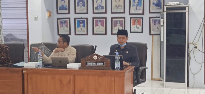 Sekretaris Daerah Kabupaten Majene Ardiansyah, S.STP ikut hadir dalam Rapat bersama Dewan Perwakilan Rakyat Daerah (DPRD) Majene terkait pembahasan Pendapatan dan Belanja Anggaran Daerah Kabupaten Majene, Jumat (19/11/2021) di Ge