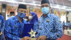 Sukanto Toding Asisten III Pemprov Sulawesi Tenggara saat menyerahkan penghargaan kepada Camat Samaturu Muhammad Ridha Tahrir di Kolaka