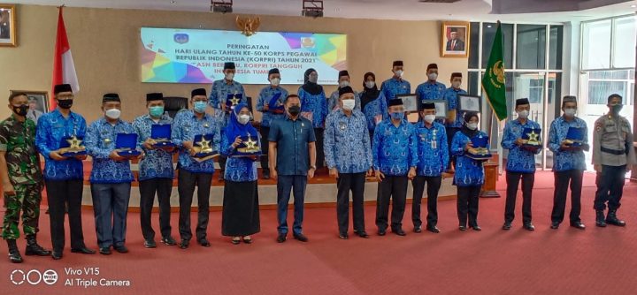 Foto bersama para pejabat penerimaan penghargaan dengan bapak Sukanto Toding Asisten III Pemprov Sulawesi Tenggara