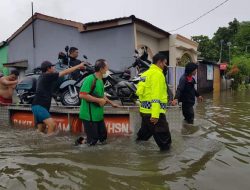 Sinergisitas TNI-Polri, Bhabinkamtibmas dan Babinsa di Gowa Bantu Evakuasi Warga