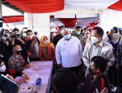 Mendagri Hadir dan Saksikan Langsung Giat Vaksinasi Massal di Kota Kendari