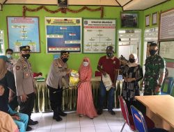 Kapolres Bulukumba Berbagi Beras Pada Warga Yang Ikut Vaksinasi