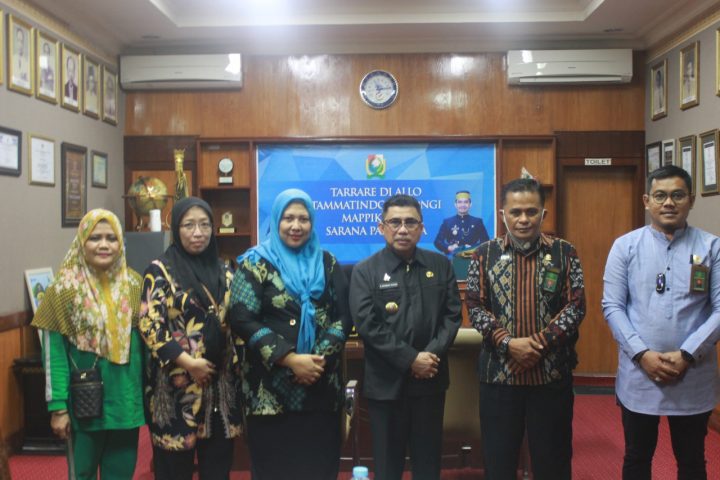 Bupati Majene Andi Ahmad Syukri Tammalele terima kunjungan Ketua Pengadilan Agama Majene YM Nurul Hidayatit Diniyati S.Ag di ruang Kerjanya