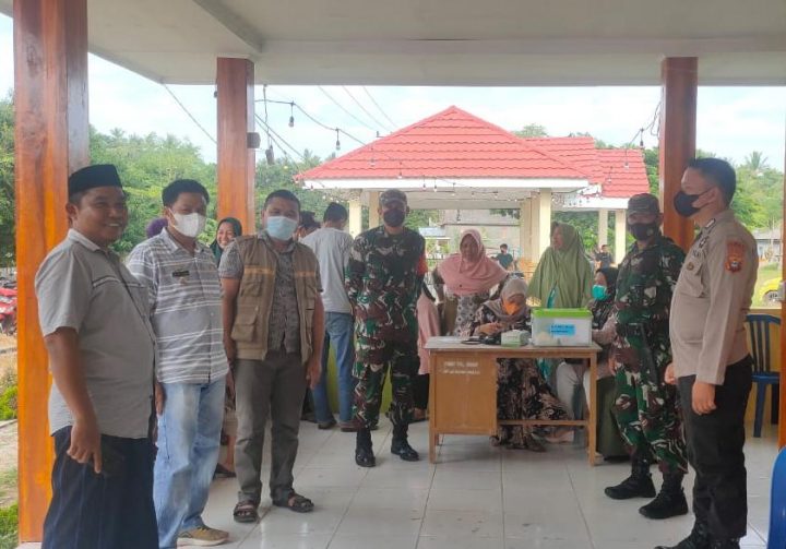 Giat vaksinasi yang berlangsung di Gedung Terpadu Desa Manyampa, Kecamatan Ujung Loe, Bulukumba.