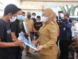 Serahkan Bantuan Pelaku Usaha, Sutinah Tegas Akan Terus Pantau Penerima