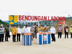 Resmikan Bendungan Ladongi Kolaka Timur, Presiden Jokowi Gunakan Perahu Naga