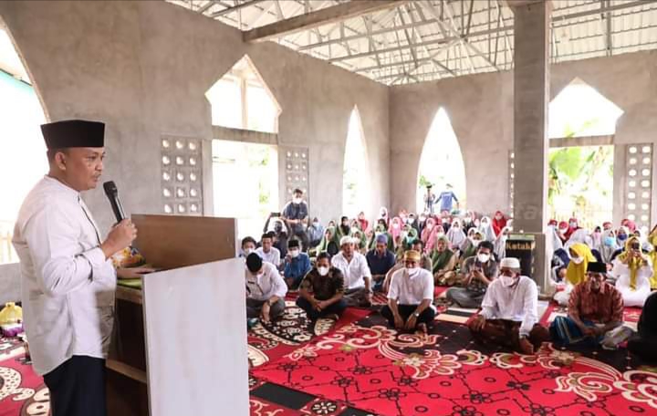 Bupati Bantaeng Dr. Ilham Azikin memberikan sambutan pada peresmikan Masjid Nurul Mubarak Desa Kampala, Kecamatan Eremerasa, Bantaeng, Jumat, 24 Desember 2021