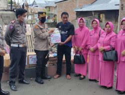 Kapolres Bulukumba dan Pengurus Bhayangkari Menyerahkan Bantuan Kepada Korban Kebakaran