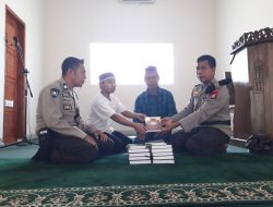 Personel Polsek Gantarang Menyerahkan Bantuan Al-Qur’an Di Masjid Nurul Asri Bulukumba