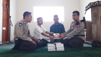Personel Polsek Gantarang Menyerahkan Bantuan Al-Qur’an Di Masjid Nurul Asri Bulukumba