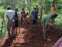 Gunakan Alat Seadanya, Warga Pattiroang Rintis Jalan Tani Secara Swadaya