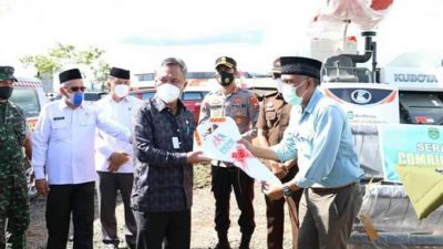 Kunker Program Menyapa Desa Di Mahalona, Bupati Luwu Timur Serahkan Ambulance Dan Combine