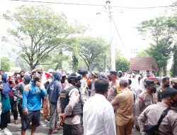 Petani Rumput Laut Geruduk Kantor DPRD, Polres Bulukumba Terjunkan 105 Personel