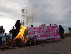 Kritik Kebijakan Pemerintah, KAMMI Samarinda Gelar Aksi Bakar Tanda Sawit dan Upacara Penurunan Foto Presiden