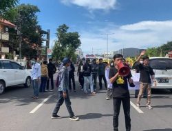 Ricuh!! Aksi Unjuk Rasa Aktivis Mahasiswa Tolak Kedatangan Menteri Ekonomi di Makassar
