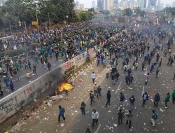 Diduga Tidak Puas Atas Jawaban Wakil Rakyat, Aksi Mahasiswa Di DPRD Sulsel Ricuh
