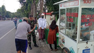 Salah Satu Bukti Hadirnya TNI Membantu Masyarakat, Dandim 1410 Bersama Istri Bagikan Ratusan Takjil di Depan Rujab