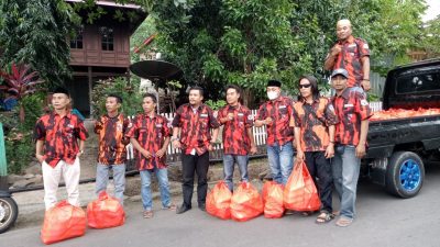 Pengurus Anak Cabang Pemuda Pancasila Kecamatan Sinoa Berbagi Nasi Kotak