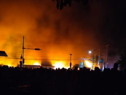Malam Ke-7 Ramadhan, 8 Unit Rumah Toko di Krooy Hangus Dilalap Si Jago Merah