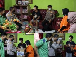 Bentuk Empati, Kapolres Gowa Besuk Dan Beri Santunan Korban Pembusuran