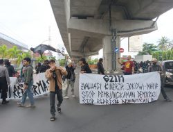 Unjuk Rasa KOMRAD Lumpuhkan Jalan di Kota Makassar