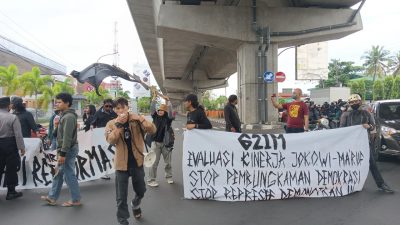 Unjuk Rasa KOMRAD Lumpuhkan Jalan di Kota Makassar