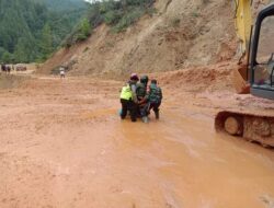 Aksi Bhabinkamtibmas Polsek Pana Bantu Warga Seberangi Jalan Di Lokasi Longsor