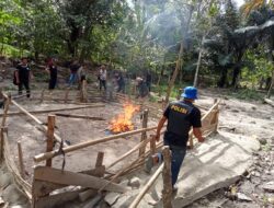Polsek Gantarang Bakar Arena Judi Sabung Ayam di Desa Bonto Raja