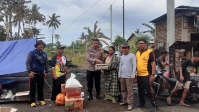 Peduli Korban Kebakaran, Polsek Eremerasa Gelar Kerja Bakti dan Berikan Bantuan Sembako di Desa Mamampang