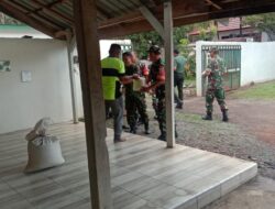 Menjadi Program Unggulan Kodim 1410, Babinsa Koramil Eremerasa Salurkan Sedekah Beras