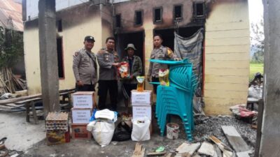 Wujud Peduli, Polsek Eremerasa Kembali Berikan Bantuan Kepada Korban Kebakaran di Wilayahnya