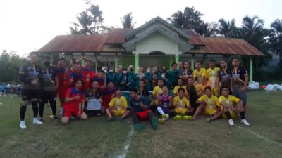 Jalin Silaturahmi, KKN STIE Amkop Makassar Gelar Trofeo Sepakbola di Kecamatan Eremerasa