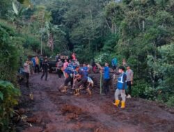 Dipimpin Kapolsek, Personil Polsek Uluere Bantu Warga Bersihkan Material Tanah Longsor