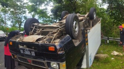 Lagi, Mobil Box Terbalik Di Batu Boddong Usai Rem Blong