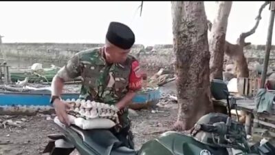 Wujud Kepedulian TNI, Babinsa Kodim 1410 Salurkan Bantuan untuk Warga Tidak Mampu