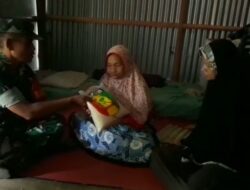 Babinsa Kodim 1410 Masuk Dapur Warga Berikan Bantuan Sembako