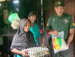 Babinsa Masuk Dapur Warga dalam Pemberian Sembako Kepada Warga Kurang Mampu di Wilayah Kodim 1410/Btg
