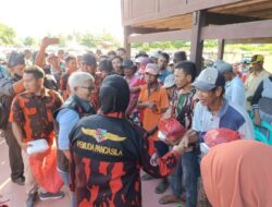 Hari Jadi Bantaeng 768 Tahun, Sejumlah Tukang Becak Terima Paket Sembako dari Pemuda Pancasila