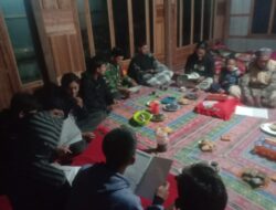 Pererat Tali Silahturahmi, Babinsa Ramil 1410-01/Bissappu Ikut Tahlilan di Rumah Warga