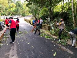 Selalu Hadir Untuk Masyarakat, Babinsa Karya Bakti Membantu warga