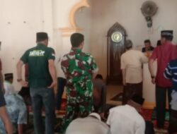Pertebal Iman, Babinsa Melaksanakan Sholat Jum’at Bersama Warga
