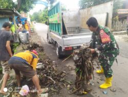 Babinsa Koramil 1410-03 Tompobulu Bersama Warga Gotong Royong Bersihkan Lingkungan