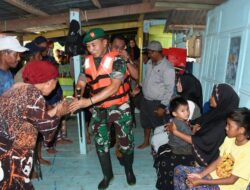 Kunjungi Korban Banjir Menggunakan Perahu Karet, Pangdam XIV/Hsn Bagikan Sembako